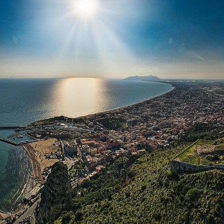 Casa Di Circe Vista Mare - Centralissima, Ad Un Passo Da Tutto Terracina Esterno foto